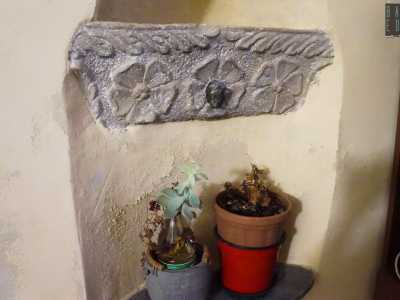 Notiamo ad esempio ci� che rimane di una fonte battesimale in pietra scura con decorazione floreale